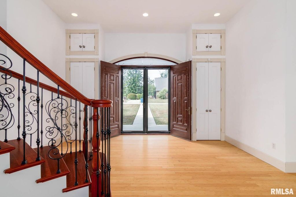 Image 5 of property listing at 12 Clear Lake Drive, Centralia, IL 62081