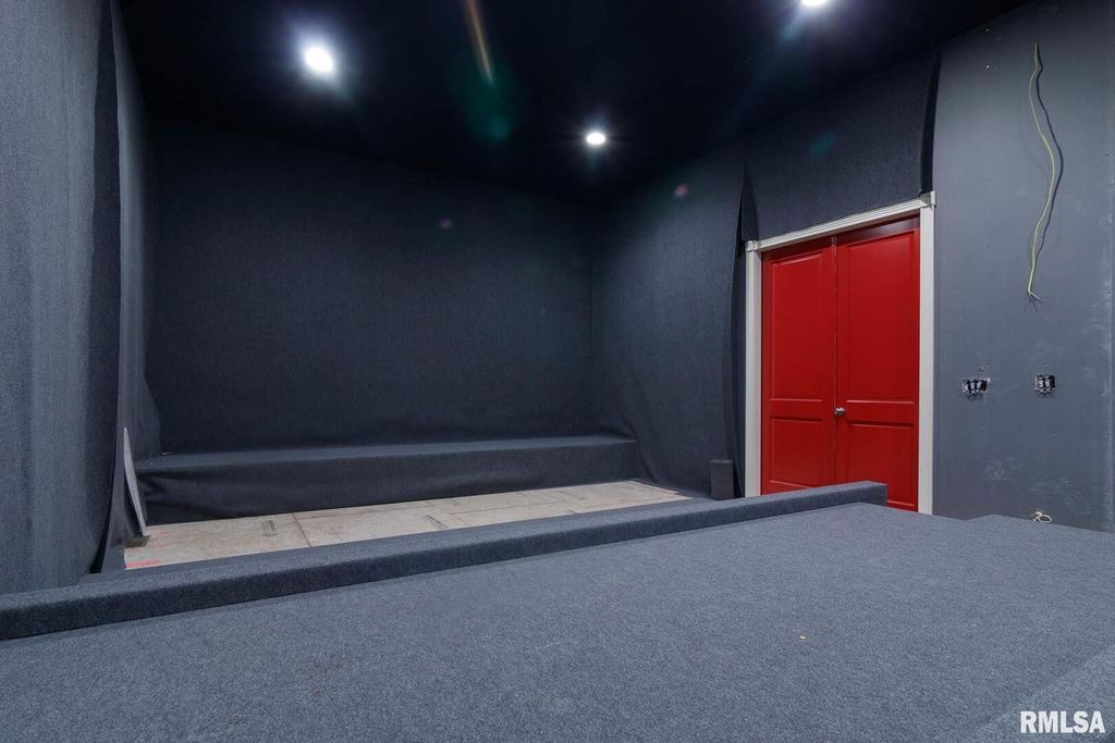 Image 41 of property listing at 12 Clear Lake Drive, Centralia, IL 62081