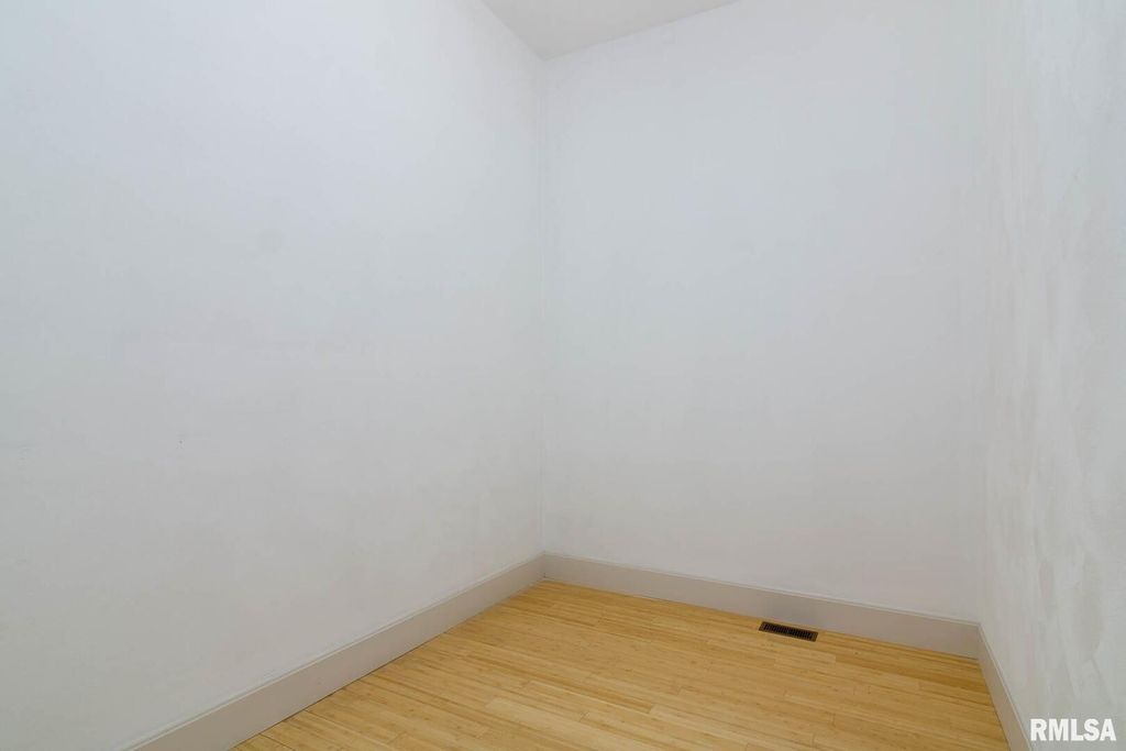 Image 43 of property listing at 12 Clear Lake Drive, Centralia, IL 62081