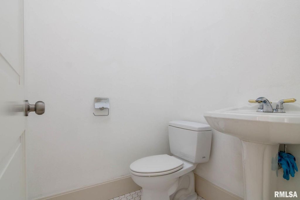 Image 44 of property listing at 12 Clear Lake Drive, Centralia, IL 62081