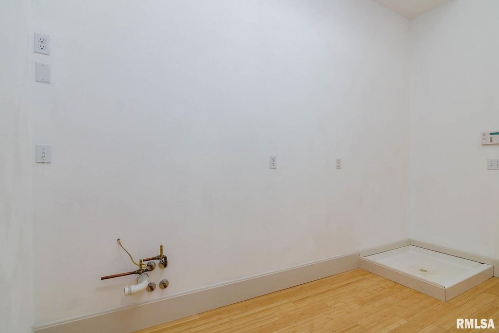 Image 45 of property listing at 12 Clear Lake Drive, Centralia, IL 62081