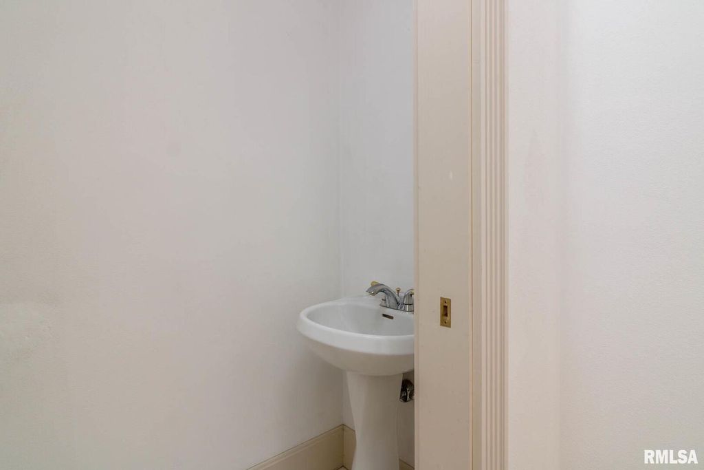 Image 46 of property listing at 12 Clear Lake Drive, Centralia, IL 62081