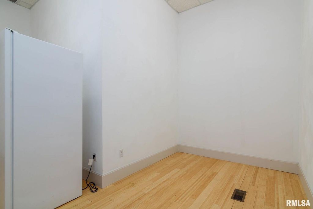 Image 47 of property listing at 12 Clear Lake Drive, Centralia, IL 62081