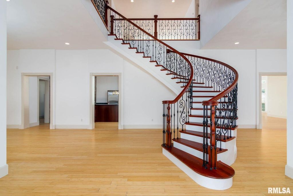 Image 6 of property listing at 12 Clear Lake Drive, Centralia, IL 62081