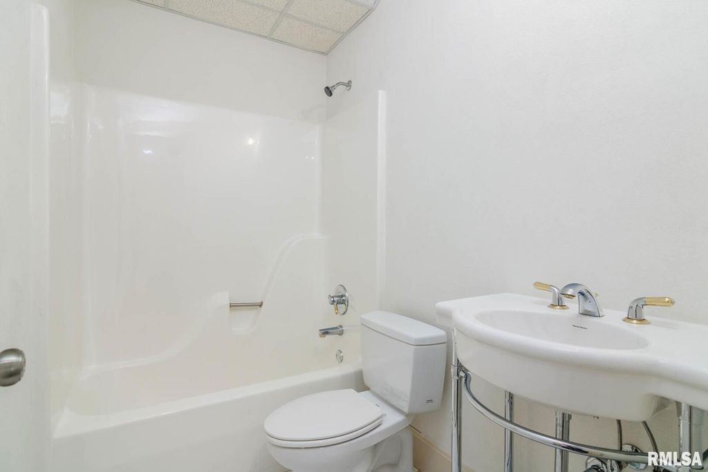 Image 56 of property listing at 12 Clear Lake Drive, Centralia, IL 62081