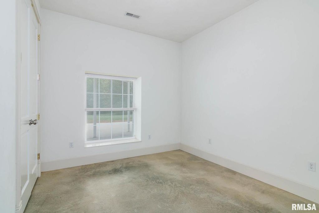 Image 57 of property listing at 12 Clear Lake Drive, Centralia, IL 62081