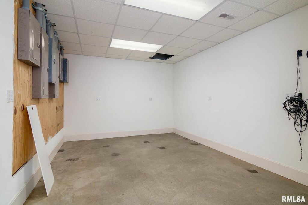 Image 58 of property listing at 12 Clear Lake Drive, Centralia, IL 62081