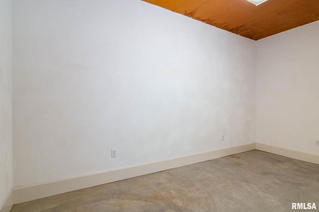 Image 59 of property listing at 12 Clear Lake Drive, Centralia, IL 62081