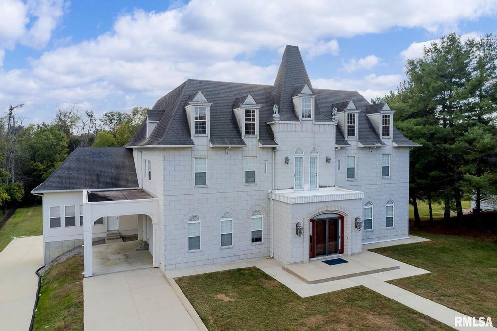 Image 60 of property listing at 12 Clear Lake Drive, Centralia, IL 62081