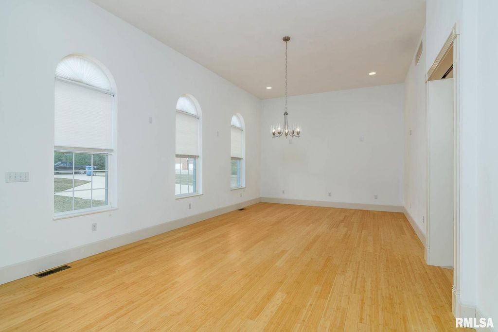 Image 7 of property listing at 12 Clear Lake Drive, Centralia, IL 62081