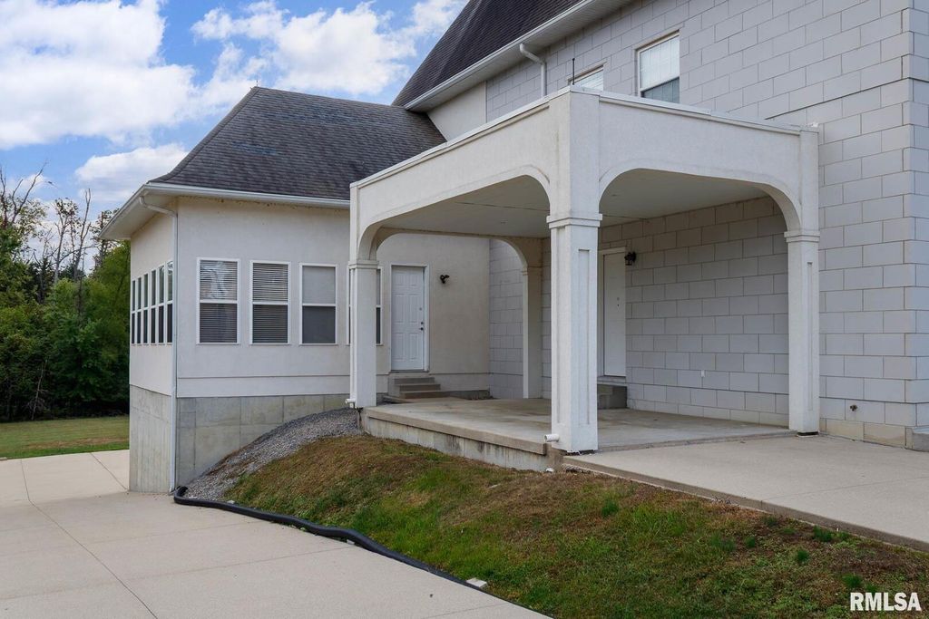 Image 67 of property listing at 12 Clear Lake Drive, Centralia, IL 62081