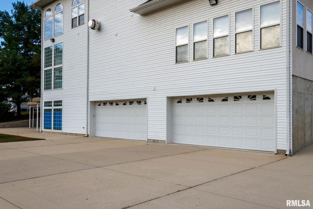 Image 68 of property listing at 12 Clear Lake Drive, Centralia, IL 62081