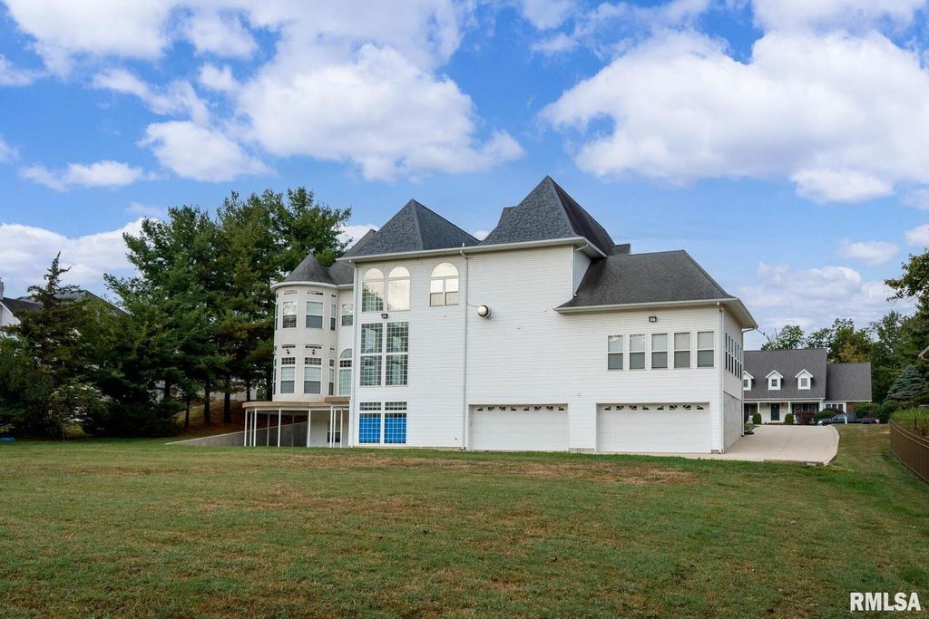 Image 69 of property listing at 12 Clear Lake Drive, Centralia, IL 62081