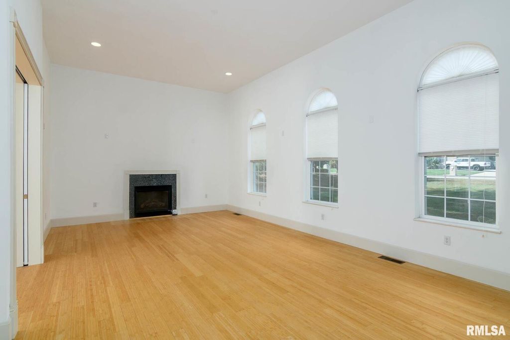 Image 8 of property listing at 12 Clear Lake Drive, Centralia, IL 62081