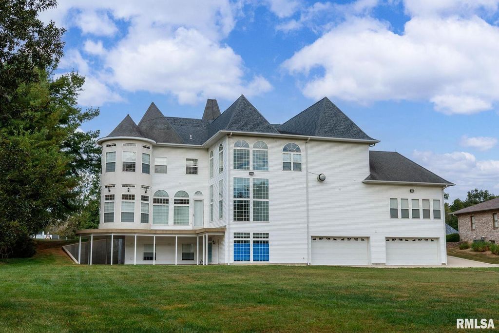 Image 71 of property listing at 12 Clear Lake Drive, Centralia, IL 62081