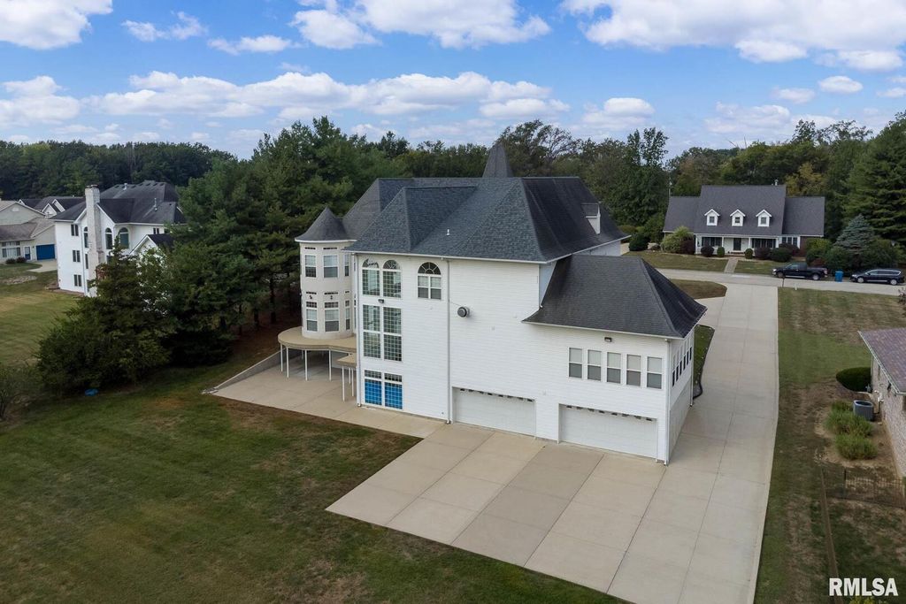 Image 72 of property listing at 12 Clear Lake Drive, Centralia, IL 62081