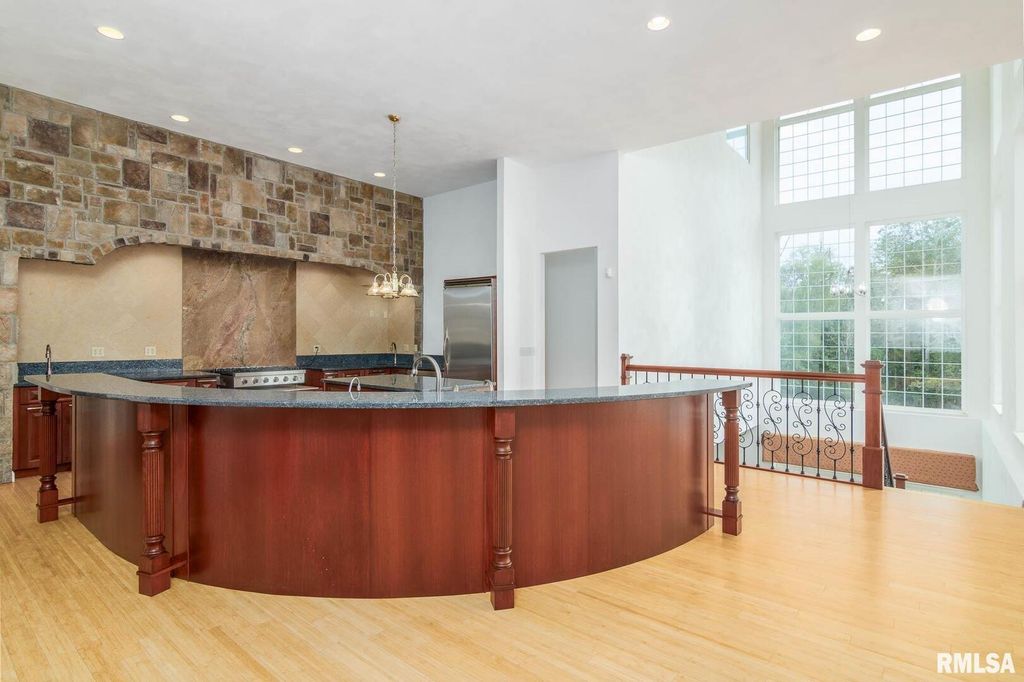 Image 9 of property listing at 12 Clear Lake Drive, Centralia, IL 62081