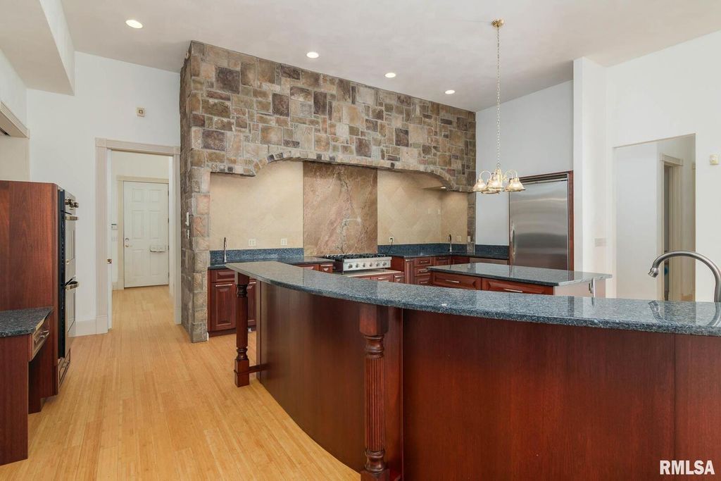 Image 10 of property listing at 12 Clear Lake Drive, Centralia, IL 62081