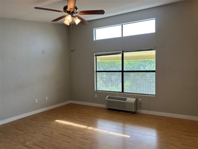 701 W Sycamore Street 303, Denton, TX 76201