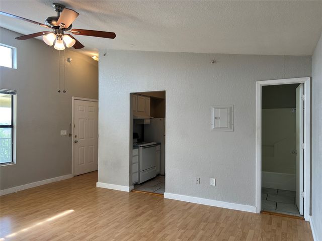 701 W Sycamore Street 303, Denton, TX 76201