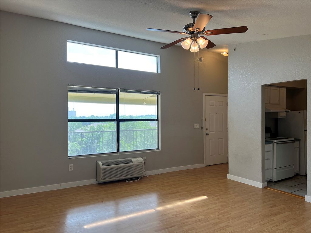 701 W Sycamore Street 303, Denton, TX 76201