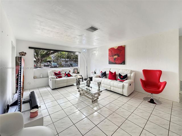 5220 SW 57th Street, Davie, FL 33314