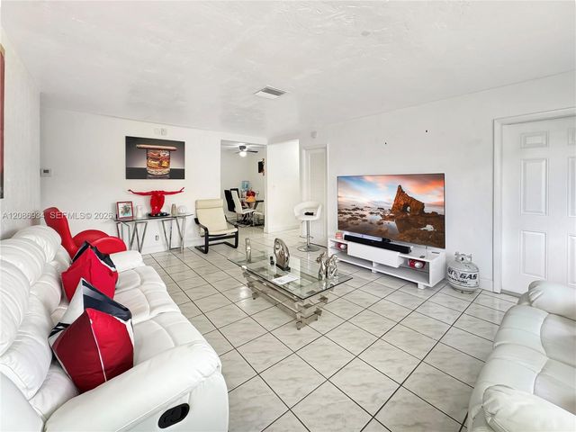 5220 SW 57th Street, Davie, FL 33314