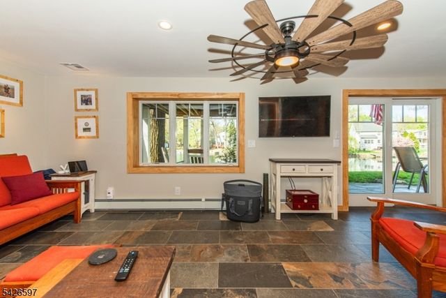 393 Lakeview Ave, Ringwood Boro, NJ 07456
