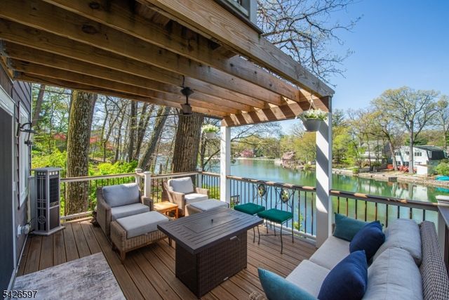 393 Lakeview Ave, Ringwood Boro, NJ 07456