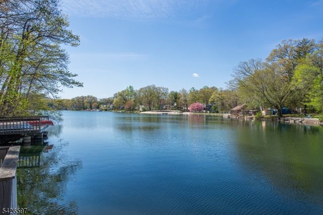 393 Lakeview Ave, Ringwood Boro, NJ 07456