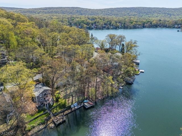 393 Lakeview Ave, Ringwood Boro, NJ 07456