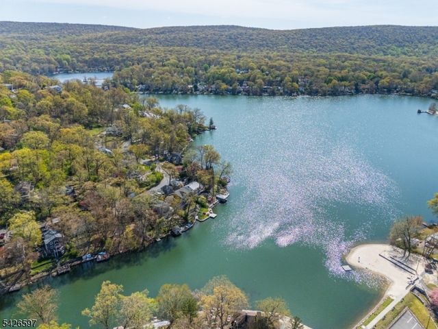 393 Lakeview Ave, Ringwood Boro, NJ 07456
