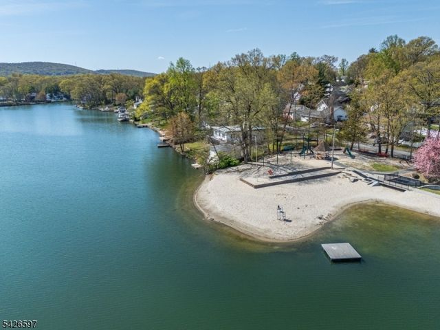 393 Lakeview Ave, Ringwood Boro, NJ 07456