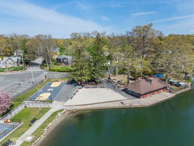 393 Lakeview Ave, Ringwood Boro, NJ 07456