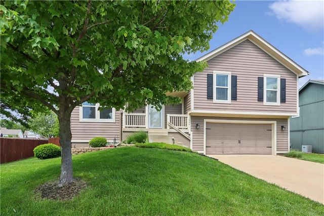 1004 E Pumpkin Ridge Street, Gardner, KS 66030