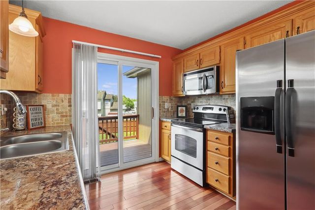 1004 E Pumpkin Ridge Street, Gardner, KS 66030