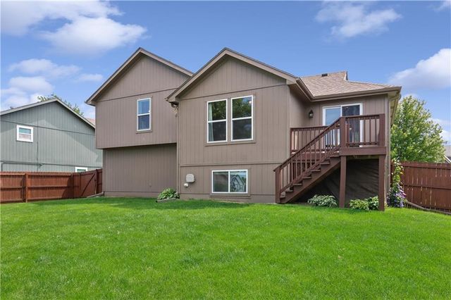 1004 E Pumpkin Ridge Street, Gardner, KS 66030