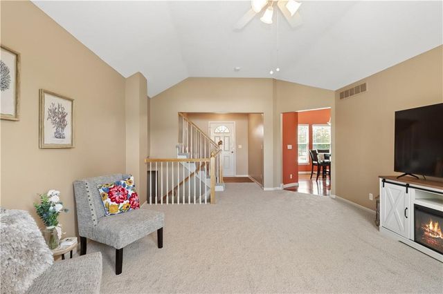 1004 E Pumpkin Ridge Street, Gardner, KS 66030