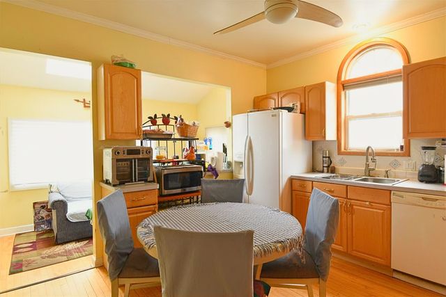 4945 W Waveland Avenue, Chicago, IL 60641