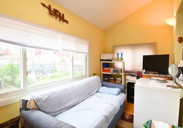 4945 W Waveland Avenue, Chicago, IL 60641