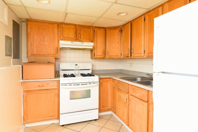 4945 W Waveland Avenue, Chicago, IL 60641