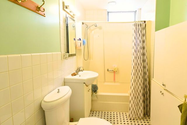 4945 W Waveland Avenue, Chicago, IL 60641