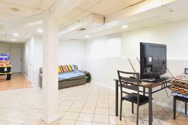 4945 W Waveland Avenue, Chicago, IL 60641