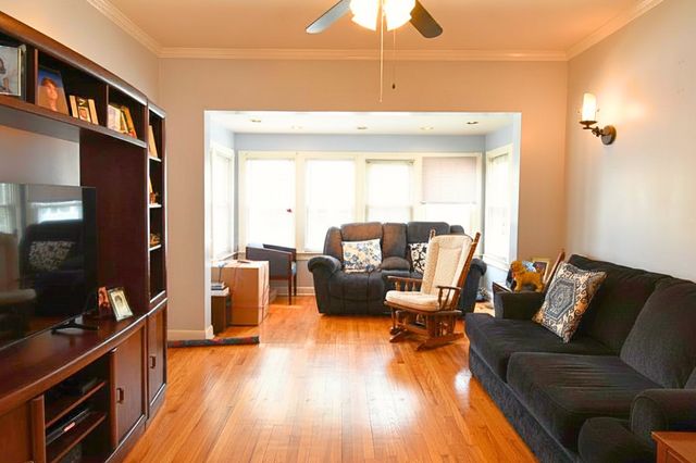 4945 W Waveland Avenue, Chicago, IL 60641
