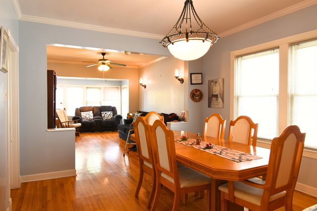 4945 W Waveland Avenue, Chicago, IL 60641
