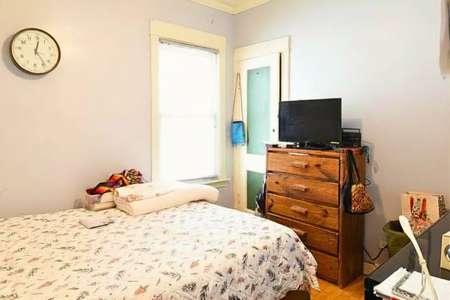 4945 W Waveland Avenue, Chicago, IL 60641