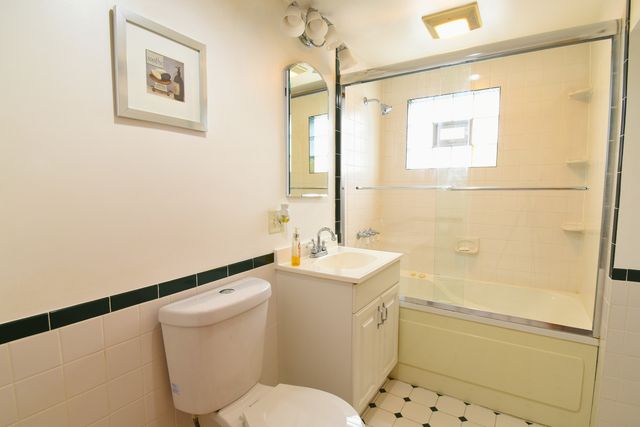 4945 W Waveland Avenue, Chicago, IL 60641