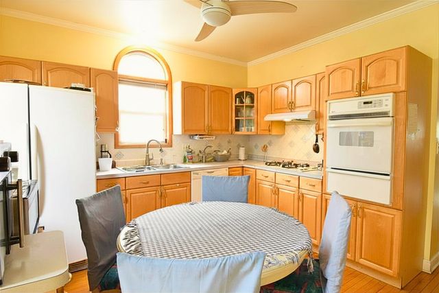 4945 W Waveland Avenue, Chicago, IL 60641