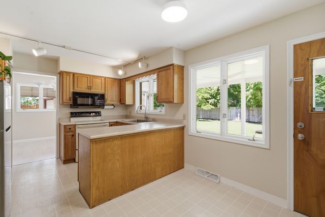 2121 Lakewood Drive, Kalamazoo Twp, MI 49001