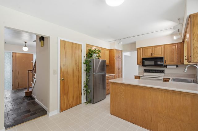 2121 Lakewood Drive, Kalamazoo Twp, MI 49001